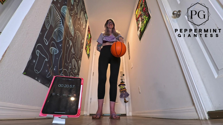 Peppermint Giantess: 6'7 висока богиня односторонній баскетбол провести виклик, як довго ці величезні руки можуть домінувати?