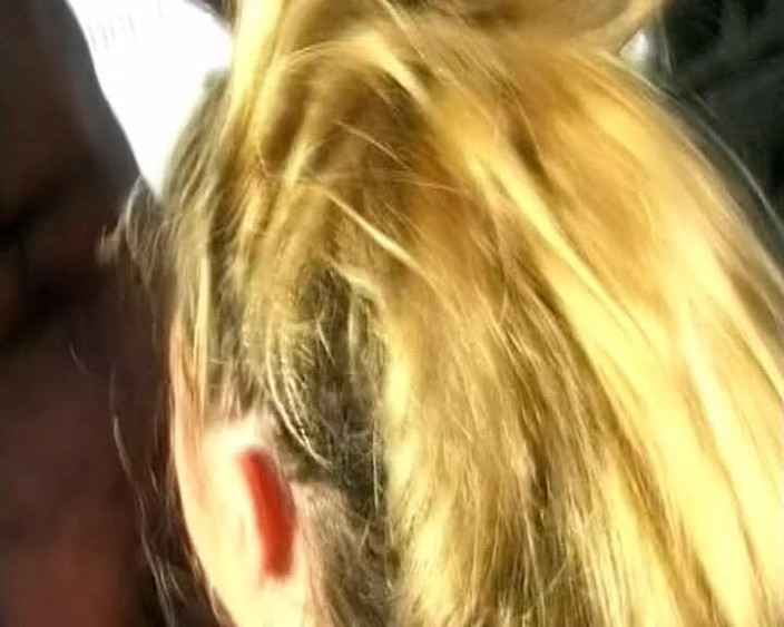 Porno kino: Perfeita alemã caroneira fodida duas vezes depois de pegar