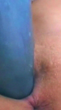 Vixen, blonde mature, s’enfile un gode et se fait tremper la chatte au fond des doigts