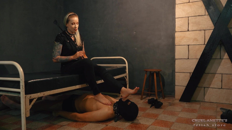 Cruel Anettes fetish world: 赤い爪、足舐め