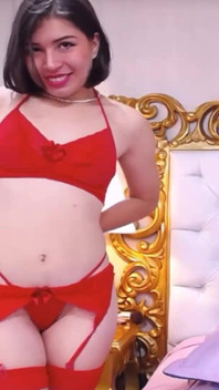 Sexy krátkovlasá brunetka si tře nadrženou kundičku