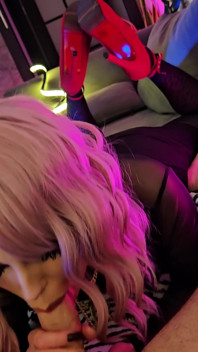 그녀는 분홍색 가발을 썼고, 나는 그녀를 위해 사진 촬영을 했는데, 그녀는 얼음으로 보답하며 얼굴에 사정하게 했다