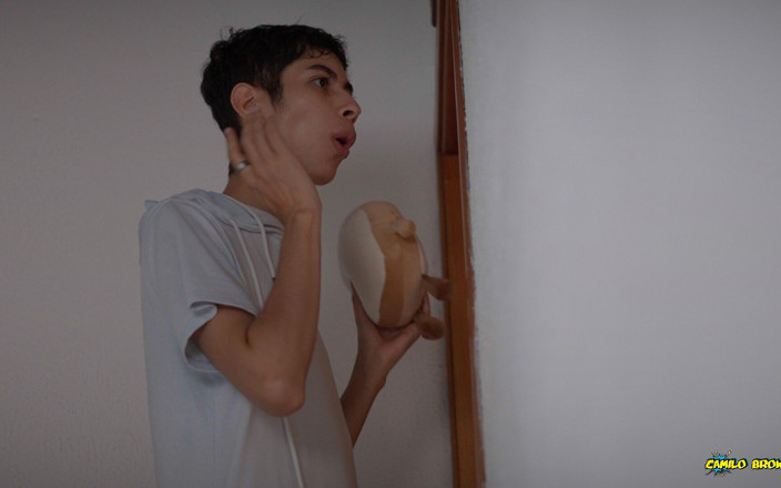 Magic C: Rakan sebilik teman wanita ditangkap dengan dildonya berakhir dengan creampie...