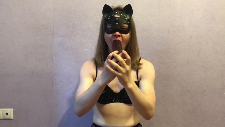 Elise Woods: Sissy Elise sitting blowjob and deepthroat