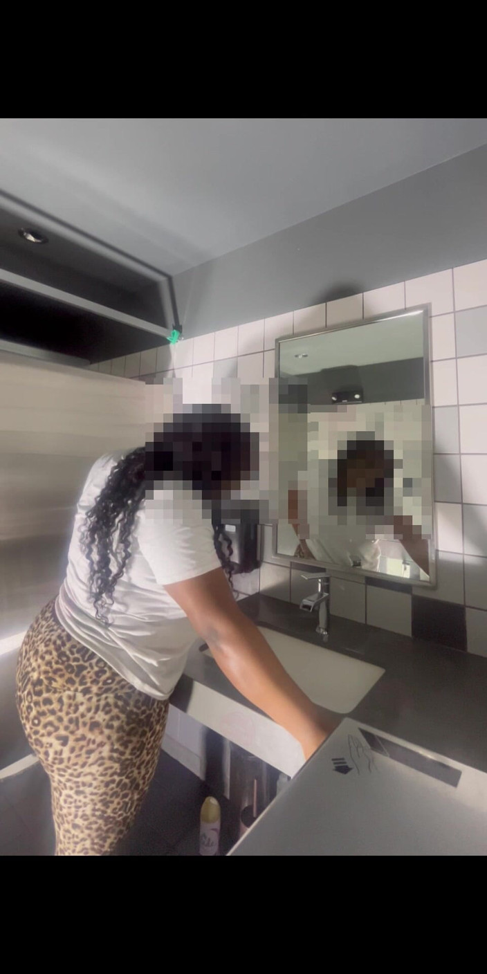 Anye Meshell: Cosa faresti se mi trovassi sotto il tuo albero di...