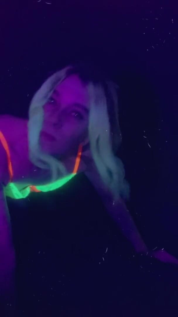 CarmenMelatonin: Sexy party slut wants your cock