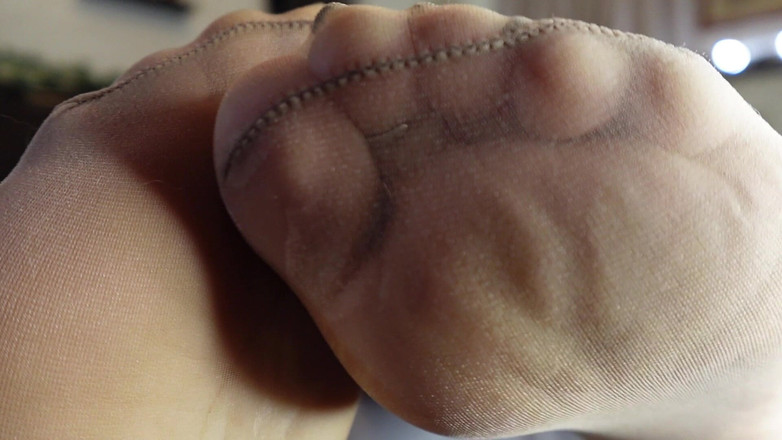 Raven Willow: Spotta blöta nylonstrumpor