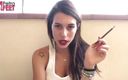 Smokin Fetish: Fumer sur le balcon avec Petra, adolescente tatouée et sexy