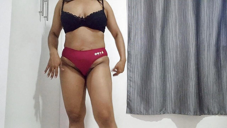 PATY PATY: 継母がセクシーなランジェリーを披露し、エロティックな動きでオナニーしたくなる