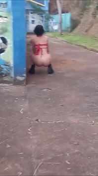 Pisse et pipe sur une place en plein air