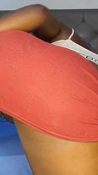 Genç kız büyük bir yarak için çaresiz