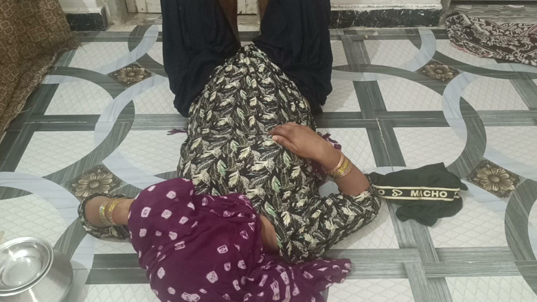 Bhabhi UP: Haide, grăbește-te! Fratele tău vitreg chiar se ocupă de timpul...