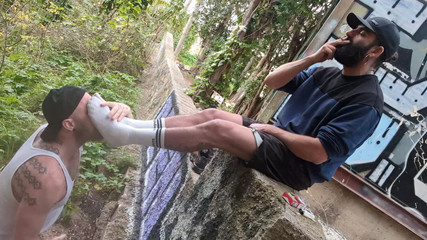 The Bearded Master: Cenicero, meo y pies. Maestro barbudo usando bola de pelo