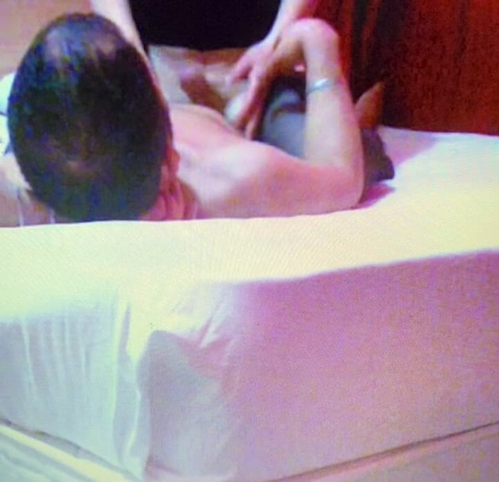 Mudur_bey35: Als mijn man het hoort, neukt hij ons allebei, deel 3