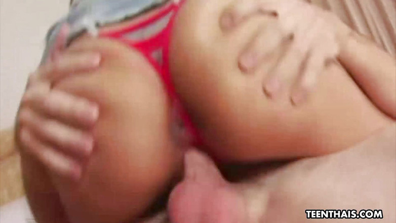 Teen Thais: Jamacia se fait baiser dans la chatte et dans le...