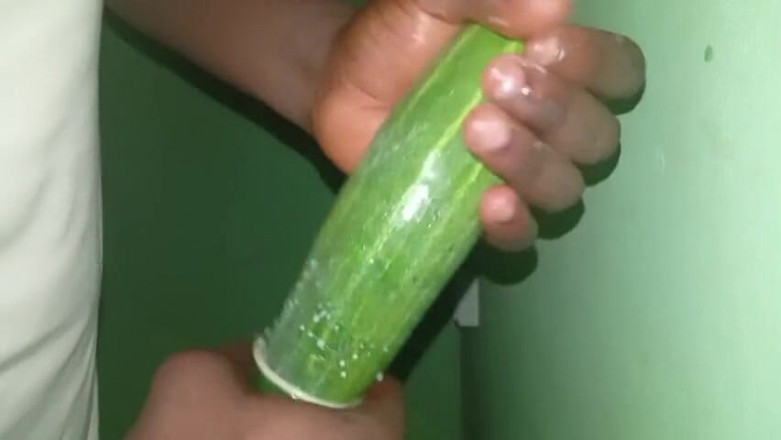 Badman4606: ゆっくりとキュウリを撫でて