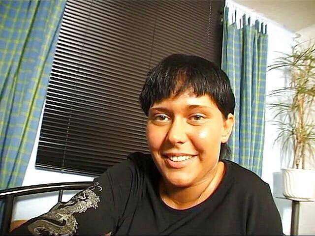 Lucky Cooch: Awek si rambut coklat dengan pantat besar menghisap zakar keras...