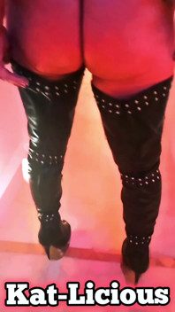 Katlicious brinca com caminhada sexy e dança em botas de couro