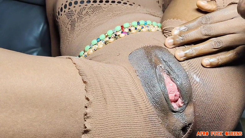 Afro fuck queens: 阴户贪婪的性感黑人女郎分享大黑屌。