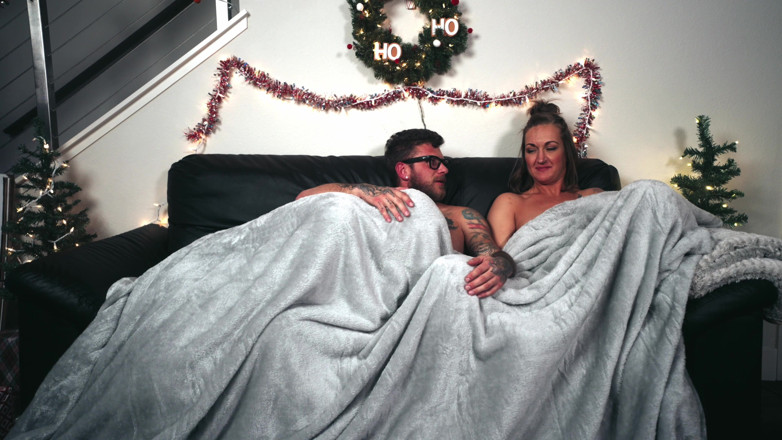 RealMaxxxSteele: Мачуха дає урок сексу зведеної сестри, використовуючи великий член зведеного брата