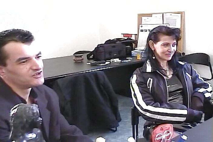 Filles Francaises: Темноволосая французская телочка ублажает два твердых члена одновременно