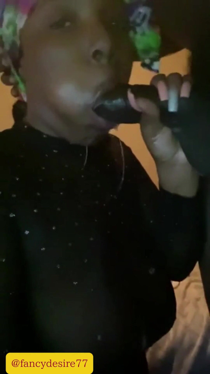 The quickie spot: Üvey babam bizimle taşındı ve gece geç saatlerde biraz eğleniyoruz