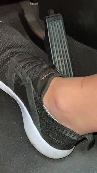 Bombeo De Pedal En Zapatos De Tenis Por Ivys Feet