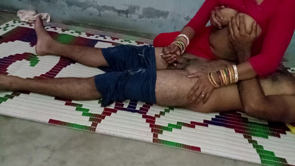 FireeCouple: Indická služka Mladá nevlastní dcera kouří čůráka a štípnu jí prsa