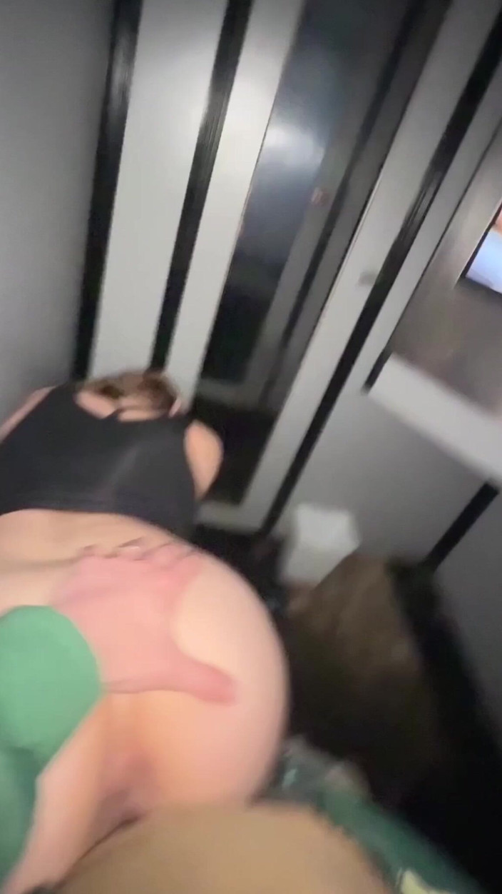 Mya Lane: 人妻在成人商店、路口和更多性爱中性交
