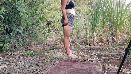 Marys: Lui mi riempie la figa di sperma in una foresta!