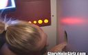 Glory Hole Girlz: Pik melkende blonde slet zuigend kijkgat penisballen!