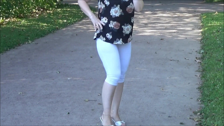 RedRoseRus: Big butts white leggings on walk