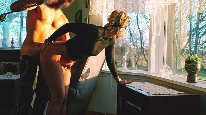 Sportynaked: Cewek sange ini dientot habis-habisan di depan jendela dengan kaos...