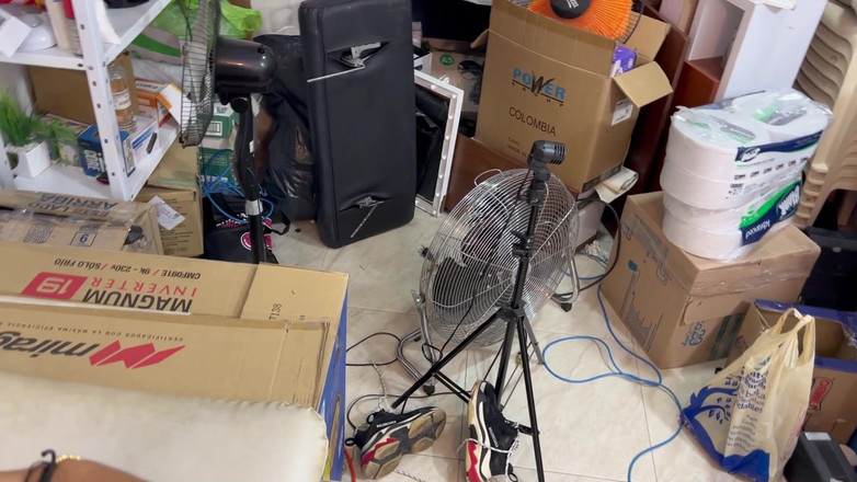 Pelaje mix: Gomelita Sampras wird in einem Lagerhaus gefickt