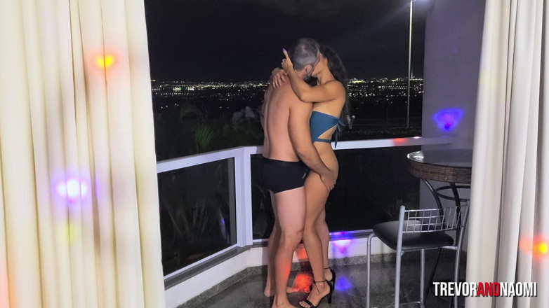 Trevor Rogen: 热辣的荡妇为饥渴的家伙炫耀！