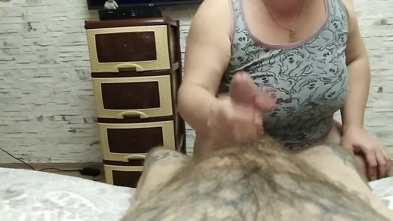 Zona901: Mother-in-law sucks cock before going to bed