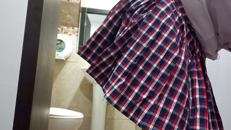 Martin13: Saya Menemui Rakan Sekelas Saya Di Bilik Air Dan Kami...