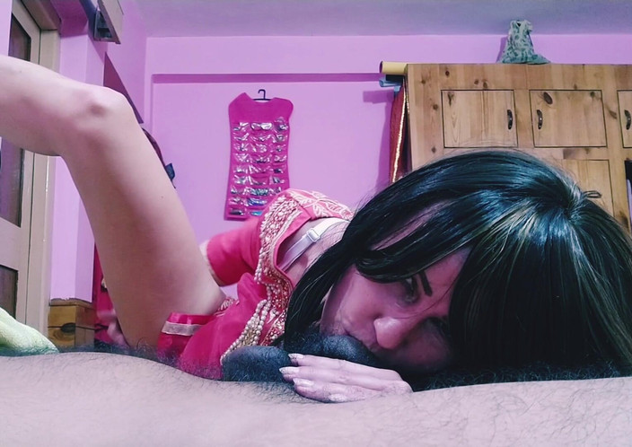 Bolly Karma: Super sexy holka ukazuje svou kundičku a saje velké černé péro