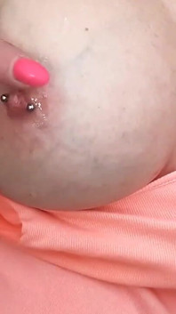 胸部和穿孔的乳头玩和吐痰恋物癖 由 cyntia