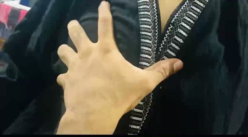 Arabicqueen: Indiana professora pressiona muçulmana hijaby menina peitos