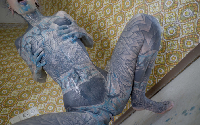 Z-Filmz: Alternativní tetovací model masturbuje s velkou hračkou