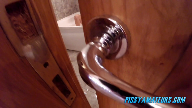 Pissy Amateurs: Brunette pissing in the bathtub
