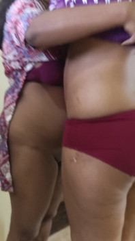 Sorelle carine che si godono la storia lesbica