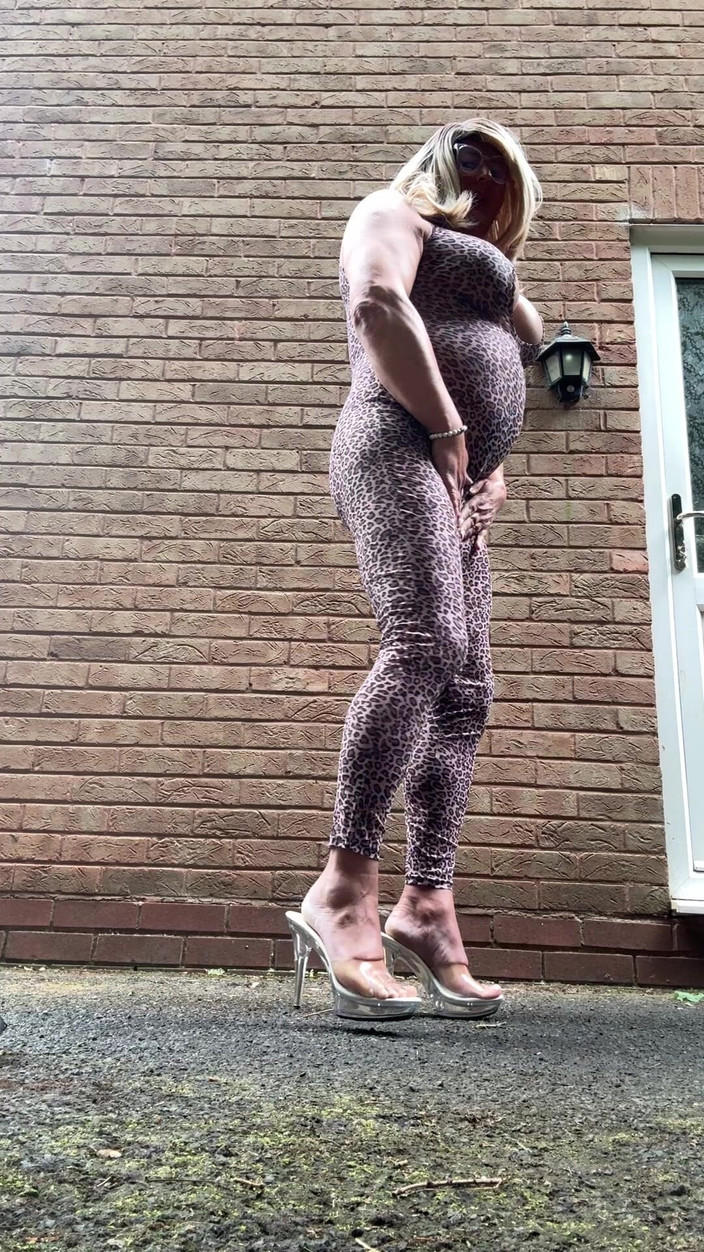 Kellycd2022: Sexy travestiet Kellycd2022 in luipaardprint catsuit en hakken