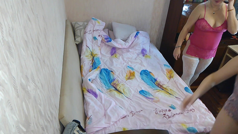 Assol: Sto facendo una dolce colazione nuda con la mia amica...