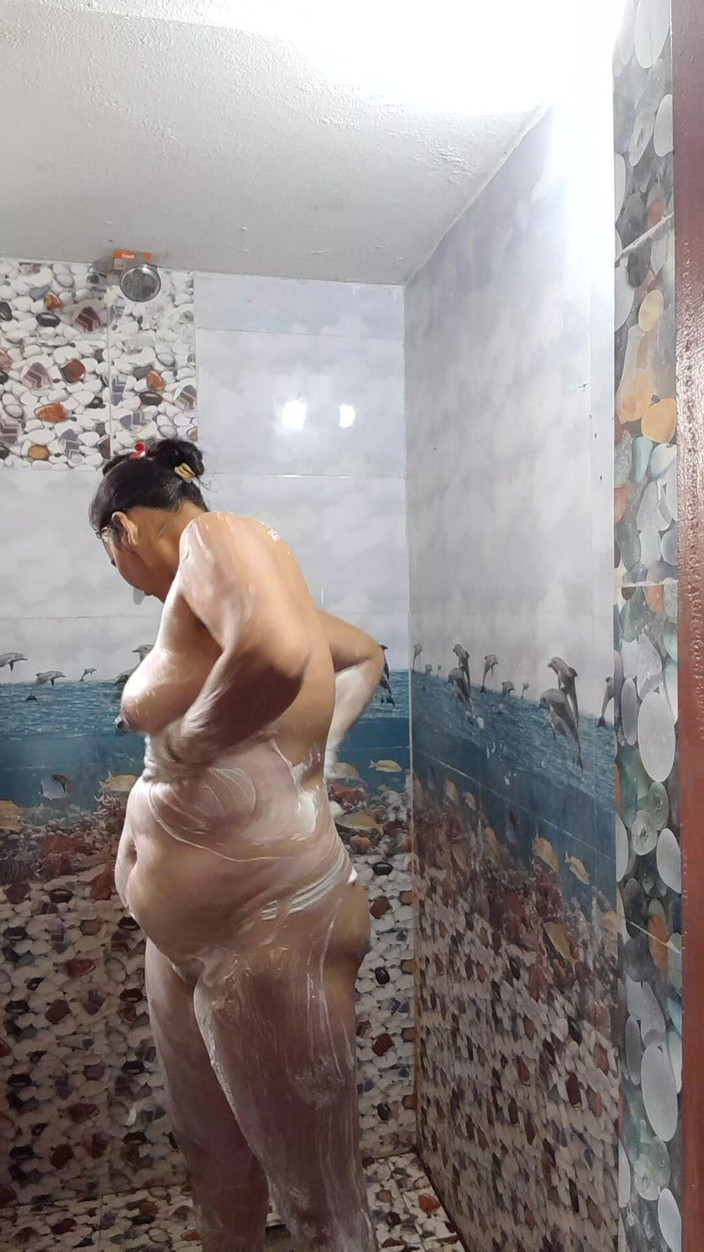 Puja555: Momenti felici in bagno