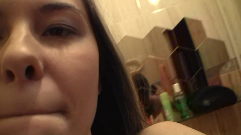 Perv Milfs n Teens: Wunderschöne klara zeigt vor der kamera ihre unrasierte muschi und...