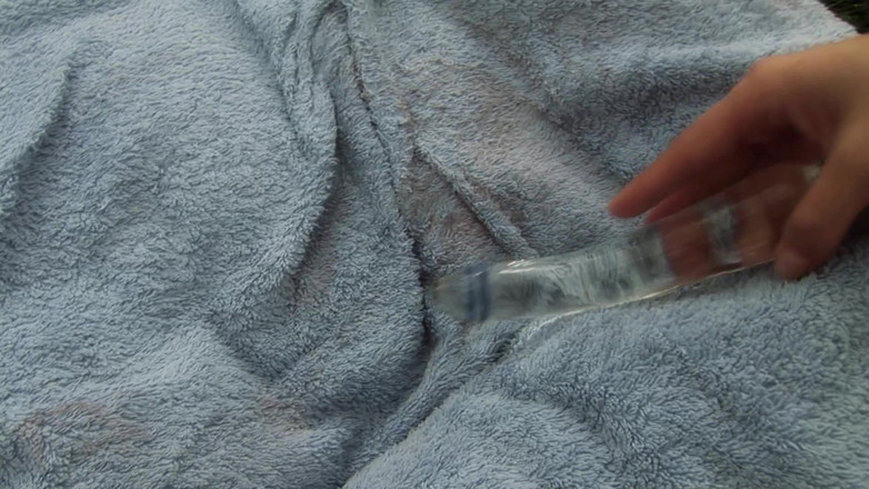 Tight little babes: プールサイドで楽しんでいる若いギャルズ