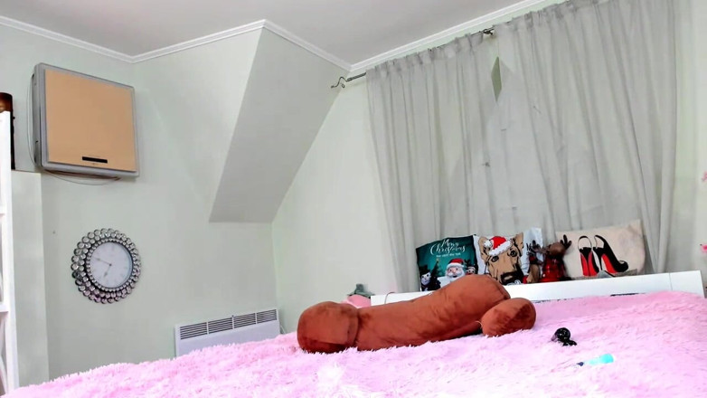 BabyMammySix: Une chatte mouillée essaye la double pénétration et jouit