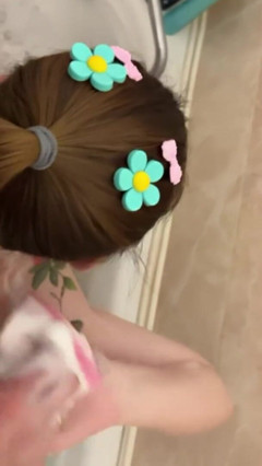 Loly Lola: Sugând pula în timp ce face baie